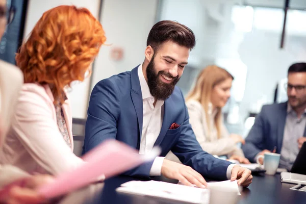 Erfolgreiches Team Gruppe Junger Geschäftsleute Arbeitet Modernem Büro Zusammen — Stockfoto