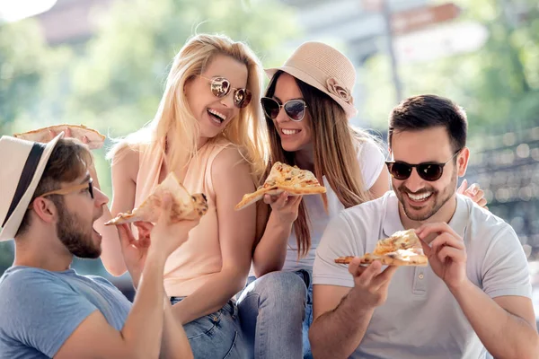 Przyjaciele Jedzą Pizzę Bawią Się Świeżym Powietrzu Ludzie Zabawa Jedzenie — Zdjęcie stockowe