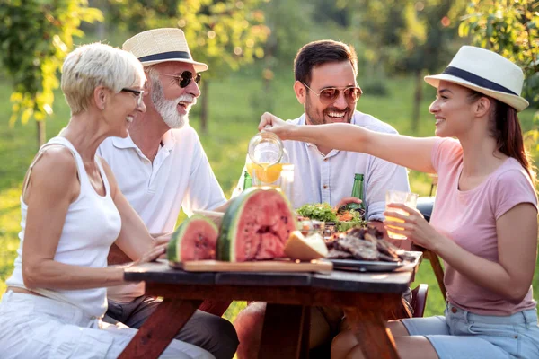 Familia Feliz Almorzando Fiesta Verano Gente Comida Amor Concepto Felicidad — Foto de Stock