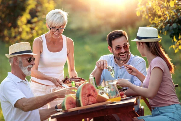 Gelukkige Familie Die Luncht Zomertuinfeest Mensen Voedsel Liefde Geluk Concept — Stockfoto