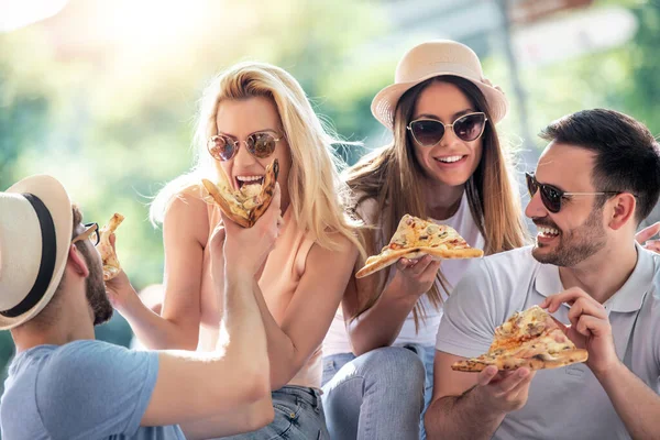 Vänner Äter Pizza Har Roligt Utomhus Människor Roligt Mat Och — Stockfoto