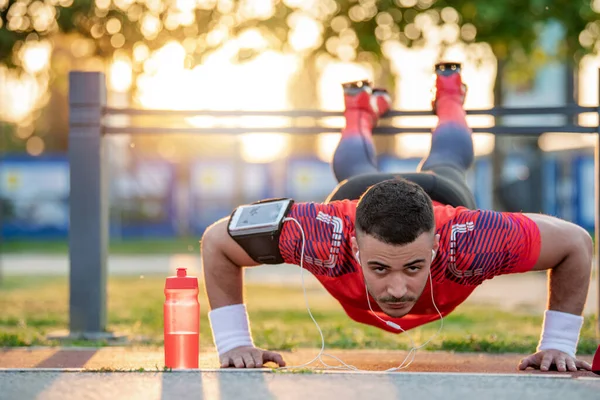 Spor Şınav Çeken Genç Bir Sporcu — Stok fotoğraf