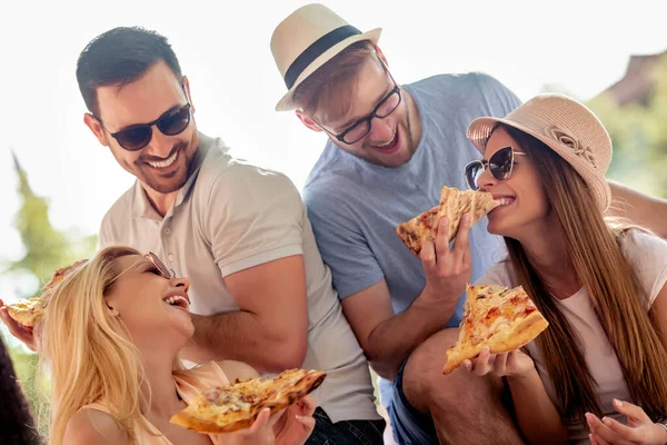Barátok Szórakozás Eszik Pizza Városban Emberek Élelmiszer Szórakoztató Életmód Koncepció — Stock Fotó