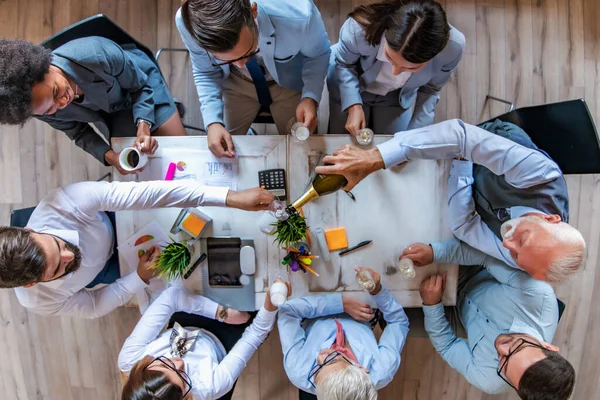 Teamwork Top Zicht Van Groep Van Acht Mensen Vieren Succes — Stockfoto