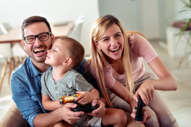 Mutlu bir aile evde oyun oynuyor ve birlikte eğleniyor..