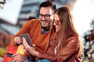 Çevrimiçi alışveriş için dijital tablet ve kredi kartı kullanan çift.