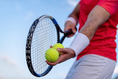 Spor. Hizmet etmeye hazırım. Tenis oynayan adam.