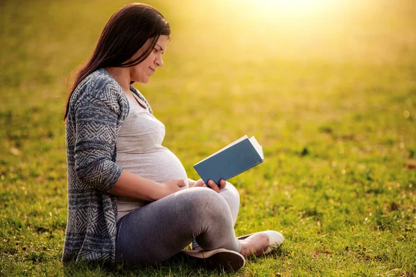 Pregnant Woman Reaxing Park Reading Book — Stock Photo, Image