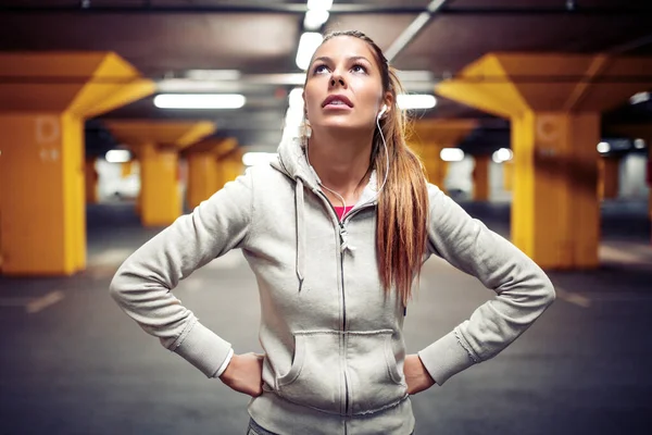 Fitness Mujer Corriendo Por Noche Garaje — Foto de Stock