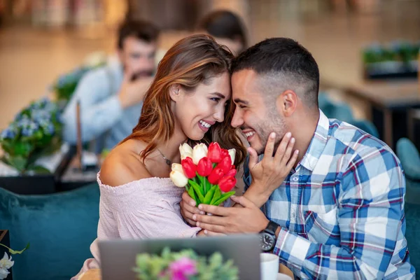 Atractiva Pareja Cafetería Hombre Dando Tulipanes Novia Gente Amor Concepto —  Fotos de Stock