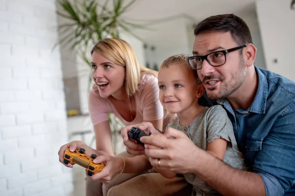 Jovem Família Jogando Videogame Divertir Casa Conceito Família Diversão Amor — Fotografia de Stock