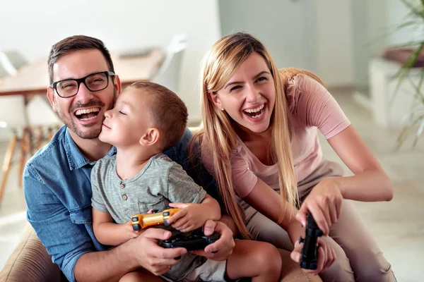 Glückliche Familie Die Hause Videospiele Spielt Und Zusammen Spaß Hat — Stockfoto