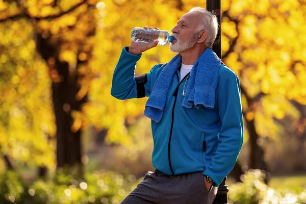 Старший Мужчина Питьевой Воды Отдыха После Тренировки Парке — стоковое фото