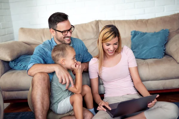 Família Usando Laptop Enquanto Senta Chão Sala Estar Eles Têm — Fotografia de Stock