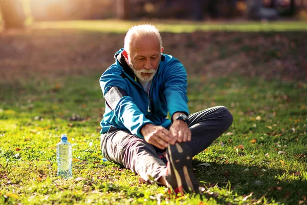 Portret Van Een Gelukkige Oudere Man Die Benen Uitstrekt Het — Stockfoto