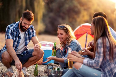 Bir grup arkadaş yaz günü piknik yapıyorlar, bira ve gitarla eğleniyorlar..