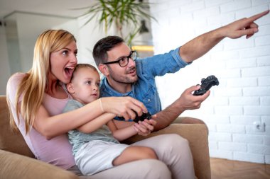 Mutlu bir aile evde oyun oynuyor ve birlikte eğleniyor..