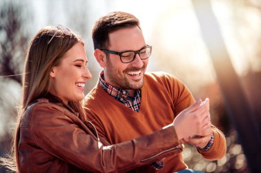 Mutlu genç çift dışarıda eğleniyor..