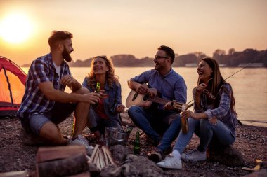 Bir grup genç arkadaş sahilde eğleniyor..