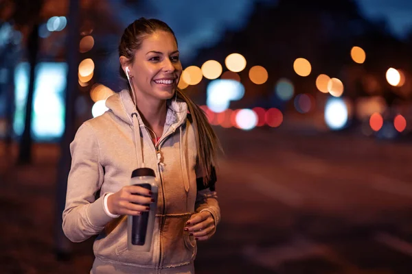 健康的女人晚上在城里慢跑 健康和活动概念 — 图库照片