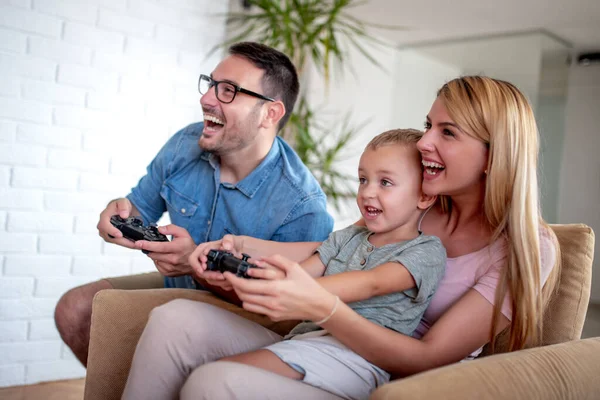 Família Feliz Jogando Jogos Vídeo Sua Sala Estar — Fotografia de Stock