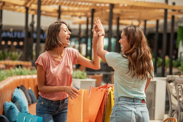 Meninas Depois Fazer Compras Segurando Sacos Compras Andando Pela Cidade — Fotografia de Stock