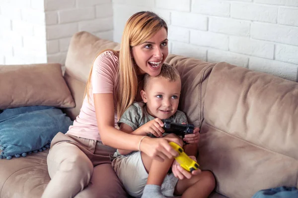 Moeder Zoon Spelen Videospelletjes Thuis Hebben Plezier Samen — Stockfoto