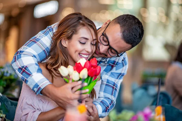 Joven Hacer Una Sorpresa Con Flores Para Novia Restaurante —  Fotos de Stock