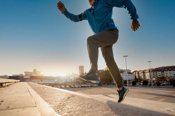 Старший Чоловік Біжить Місту Сонячний День Фітнес Спорт Люди Концепція — стокове фото