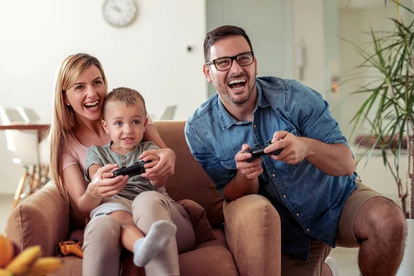 Famiglia Felice Giocare Videogiochi Insieme Casa — Foto Stock