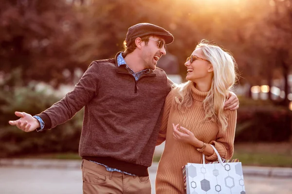 Sonriente Pareja Caminando Después Compras — Foto de Stock