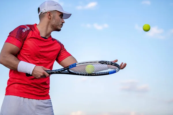 Hizmet Etmeye Hazırım Genç Adam Tenis Oynuyor — Stok fotoğraf