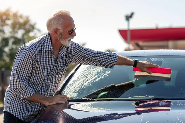 Ηλικιωμένος Καθαρίζει Αμάξι Του Έξω — Φωτογραφία Αρχείου