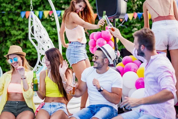 Geniet Van Het Zwembadfeest Met Vrienden Groep Van Vrienden Die — Stockfoto