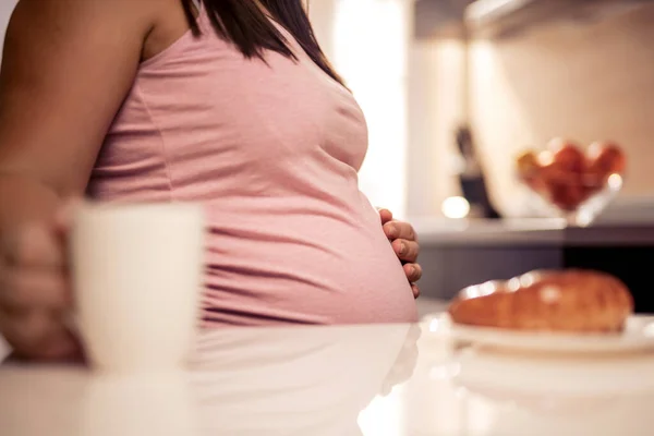 Femme Enceinte Buvant Café Maison — Photo