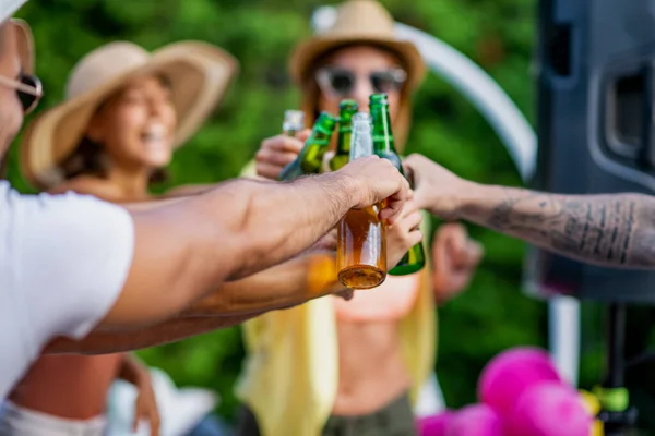 Fiesta Con Amigos Primer Plano Amigos Con Cervezas Fiesta — Foto de Stock