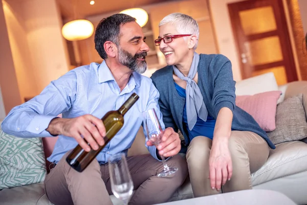 Uśmiechnięta Para Pijąca Wino Domu — Zdjęcie stockowe