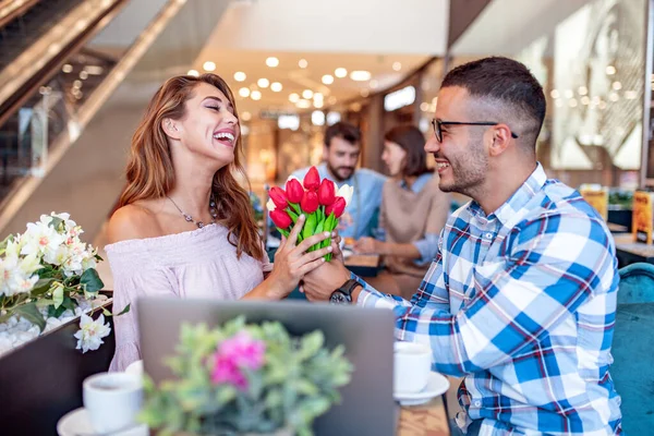 Vonzó Pár Kávézóban Férfi Virágot Barátnőjének Emberek Szerelem Életmód Koncepció — Stock Fotó