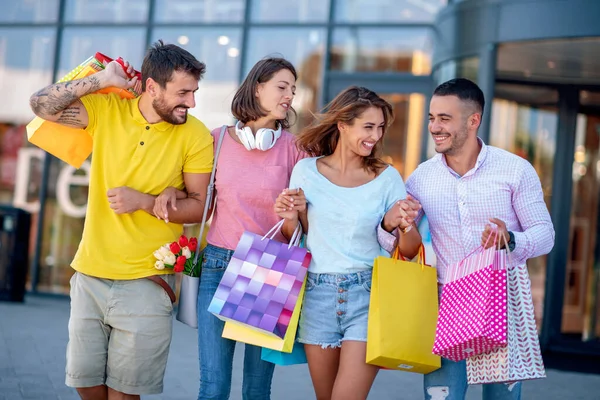 Grupo Amigos Con Bolsas Compras Ciudad Venta Compras Personas Concepto —  Fotos de Stock