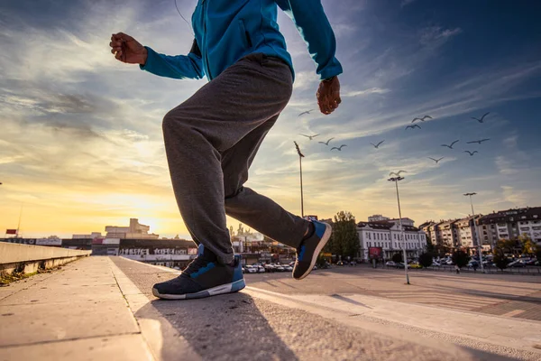 Ανώτερος Άνθρωπος Τρέχει Μέχρι Τις Σκάλες Στην Πόλη Κλείστε — Φωτογραφία Αρχείου