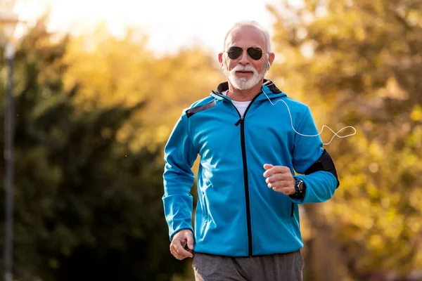Senior Man Aan Het Joggen Het Herfstpark Sport Mensen Leefstijl — Stockfoto