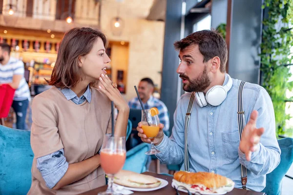 남녀가 주스를 마시고 카페에서 샌드위치를 먹는다 사람들 데이트 방식의 — 스톡 사진