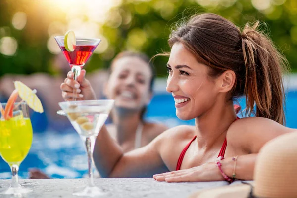 Mujer Joven Con Cóctel Tropical Disfrutando Vacaciones — Foto de Stock