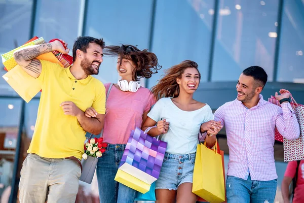 Grupp Vänner Efter Shopping Promenader Genom Staden Med Shoppingväskor Människor — Stockfoto