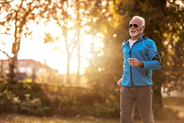 Jogging Homem Sênior Parque Outono Conceito Estilo Vida Saudável — Fotografia de Stock