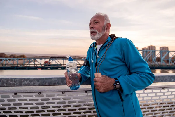 Старший Человек Отдыхает После Тренировки Открытом Воздухе Пить Water Fitness — стоковое фото