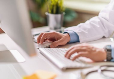 Tıbbi teknoloji kavramı. Doktor dizüstü bilgisayar üzerinde çalışıyor, reçete yazıyor..