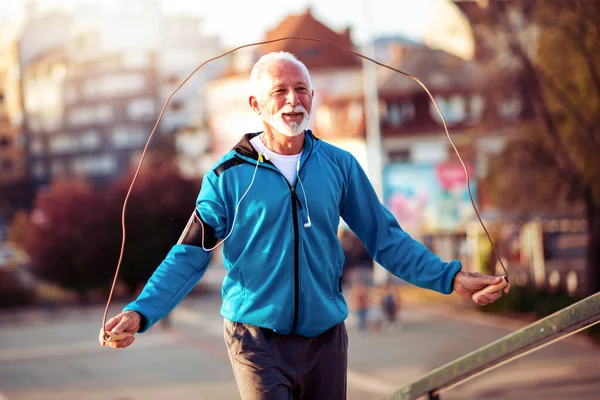 Senior Man Die Rent Stad Hij Springt Touw Voor Joggen — Stockfoto