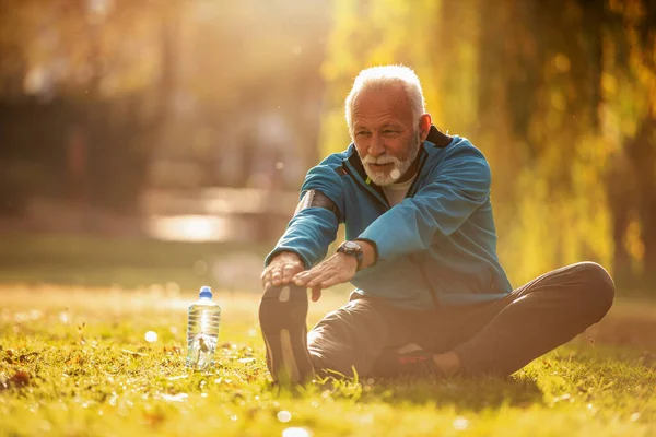 Gelukkig Senior Man Sportkleding Stretching Het Park — Stockfoto