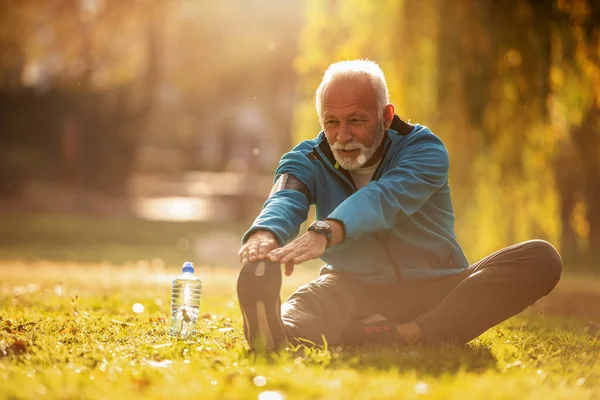 Homem Sênior Feliz Sportswear Esticando Parque — Fotografia de Stock